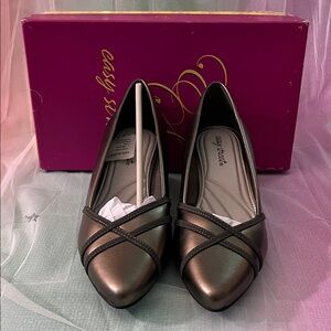 Easy Street Women's Pewter Lotus Flats